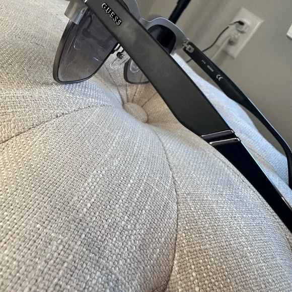 GUESS Unisex Gray Frame Sunglasses with Gradient Dark Lenses - Picture 3 of 6